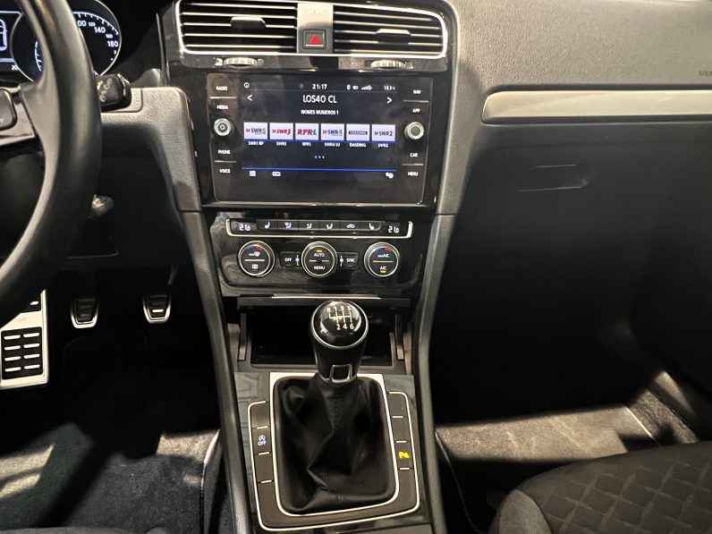 
								VOLKSWAGEN Golf Advance 1.0 TSI full									