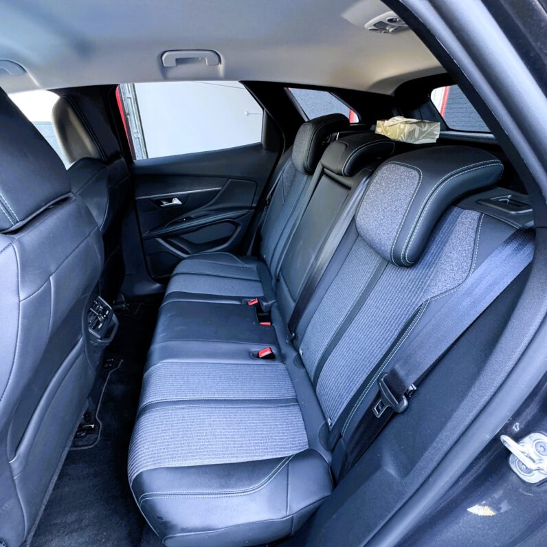 
								Peugeot 3008 Allure 1.2 Gasolina 130CV Segunda Mano Tarragona full									